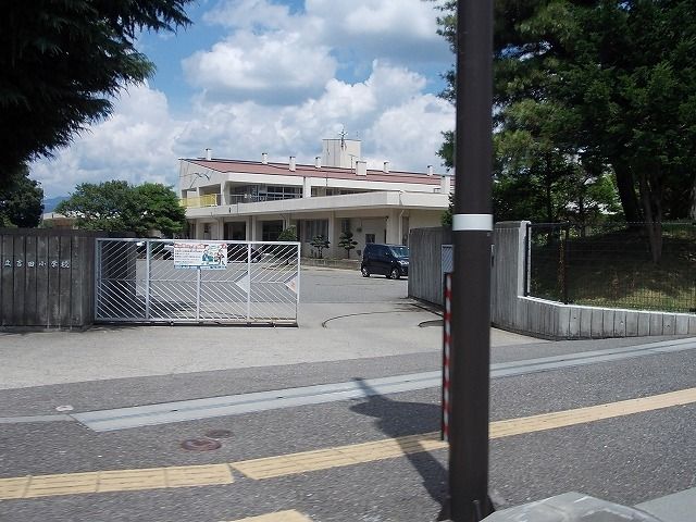 小学校　吉田小学校（小学校）まで290m