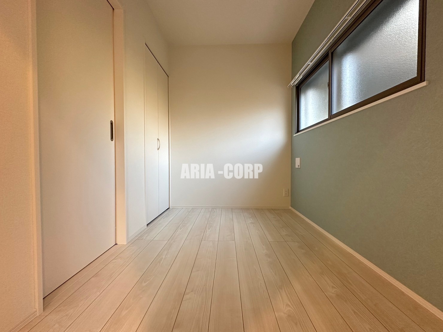 その他部屋・スペース　寝室。角部屋で小窓付きの明るいお部屋です！
