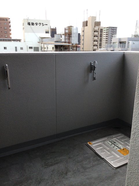 バルコニー　同物件別号室