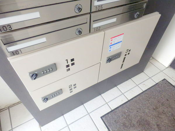 エントランス　便利な宅配ボックス付き！日中不在にしがちな方におすすめです！