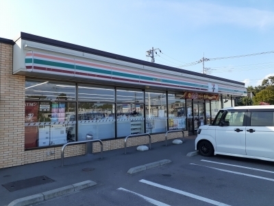 コンビニ　セブンイレブン伊勢崎下触町南店（コンビニ）まで200m