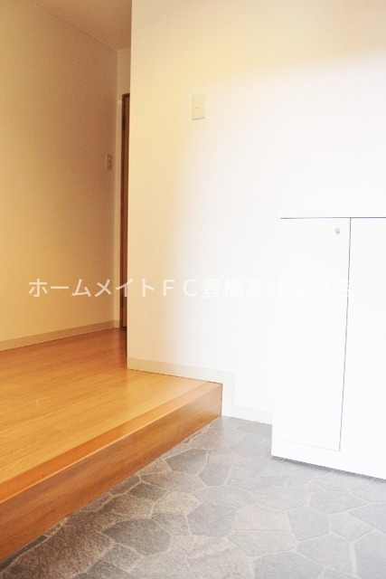 玄関　同型別部屋写真（反転）