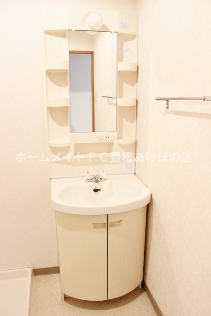 洗面設備　同型別部屋写真（反転）