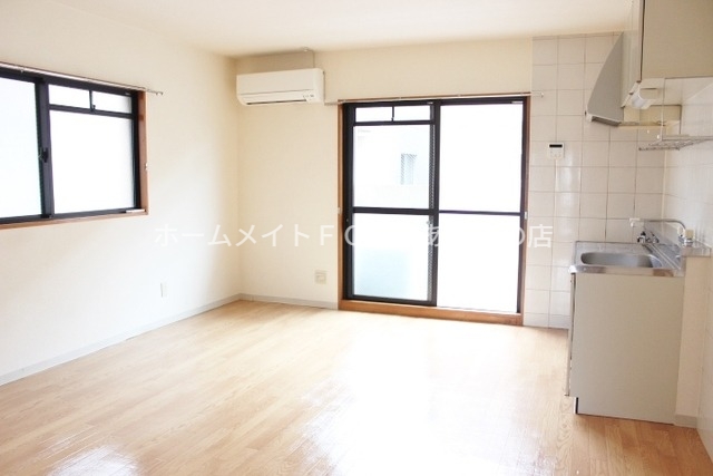 居室・リビング　同型別部屋写真（反転）