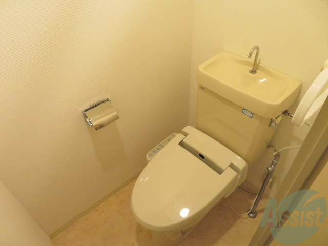 トイレ　ウォシュレット機能がついたトイレです。安心して使用できますね