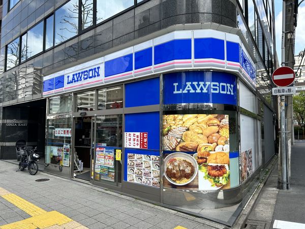 コンビニ　ローソン築地三丁目店（コンビニ）まで63m
