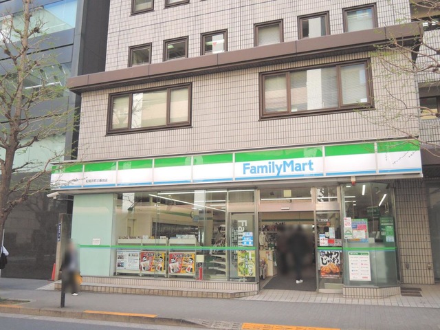 コンビニ　ファミリーマート 紀尾井町三番地店（コンビニ）まで67m