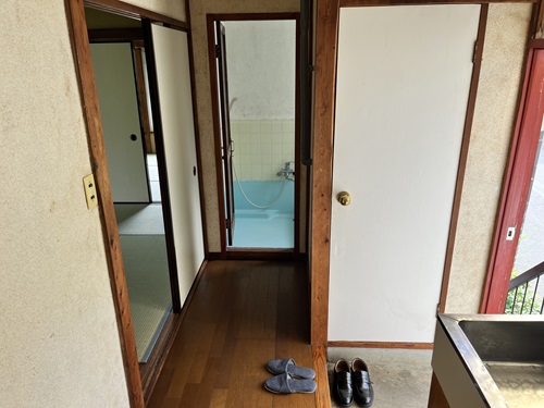 玄関　右のドアはトイレです