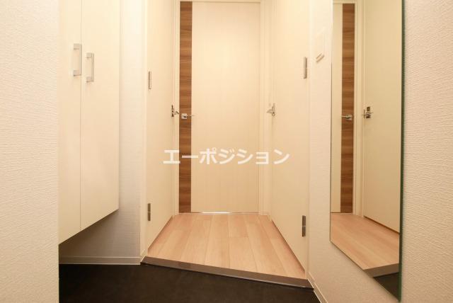 玄関　セレニテ難波ミラク弐番館