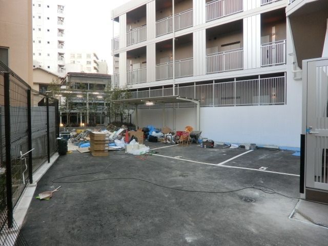 その他共有部分　★建設途中の写真ですが、駐車場・駐輪スペースです★