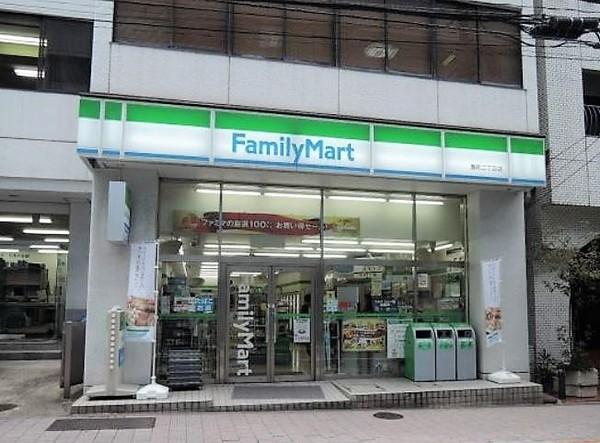 コンビニ　ファミリーマート麹町二丁目店（コンビニ）まで108m