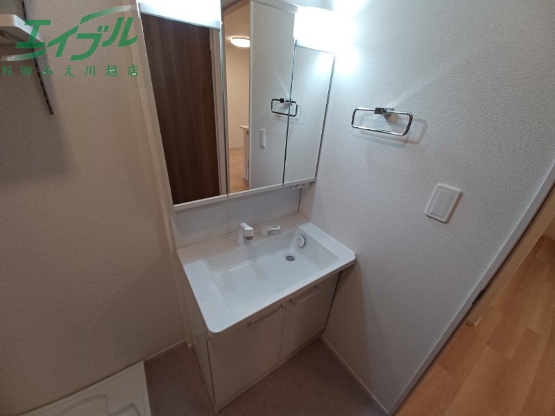 洗面設備　同型参考写真です