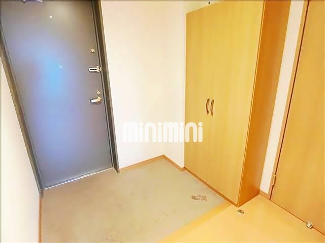 玄関　下駄箱付きの玄関で靴を収納できます。