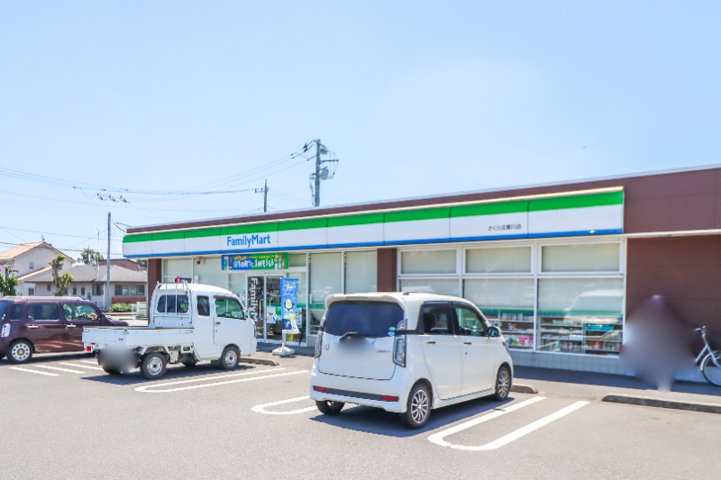 コンビニ　ファミリーマートさくら北草川店（コンビニ）まで689m