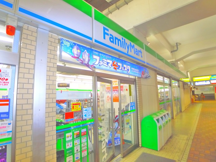 コンビニ　ファミリーマート（コンビニ）まで330m