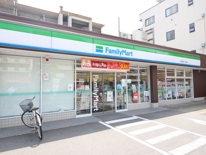 コンビニ　ファミリーマート（コンビニ）まで61m