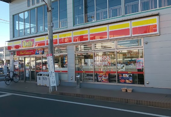 コンビニ　デイリーヤマザキ 船橋法典駅前店（コンビニ）まで593m