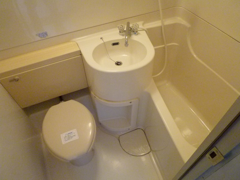 ＪＲ常磐線 荒川沖駅 2階建 築43年のトイレ写真