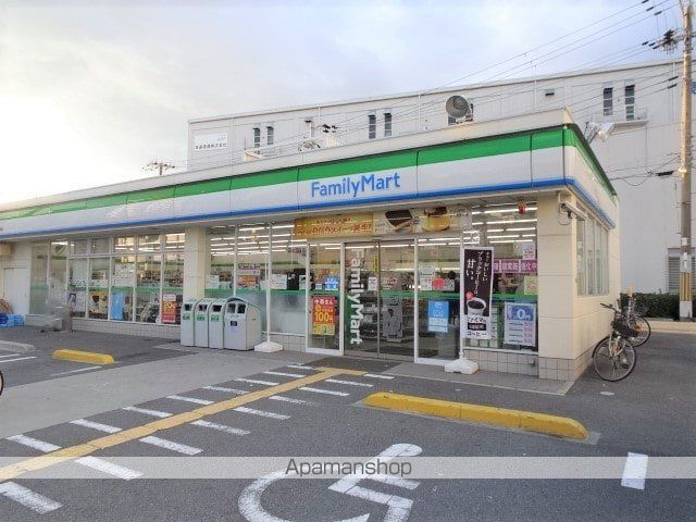 コンビニ　ファミリーマート（コンビニ）まで842m