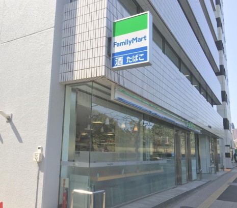 コンビニ　ファミリーマート青山通り赤坂七丁目店（コンビニ）まで429m