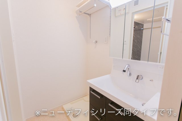 洗面設備　明るい洗面所です