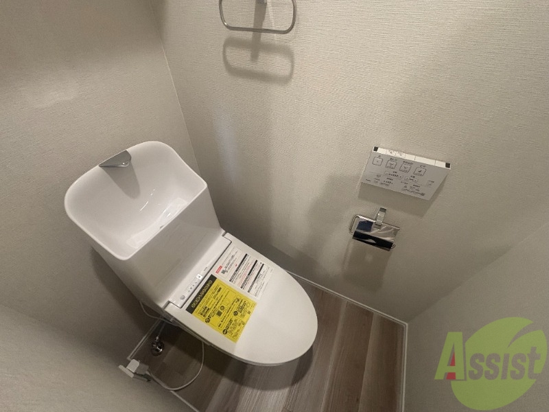 トイレ　トイレは温水洗浄便座です。シンプルな雰囲気になっています。