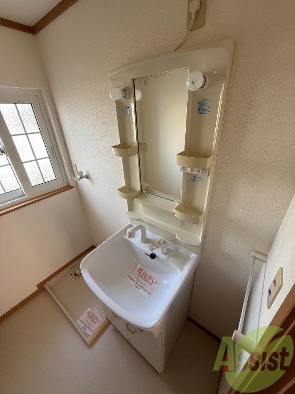 洗面設備　洗面台はシンプルなつくりで手入れがしやすそうですね。