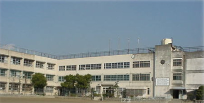 小学校　東大阪市立孔舎衙小学校（小学校）まで662m