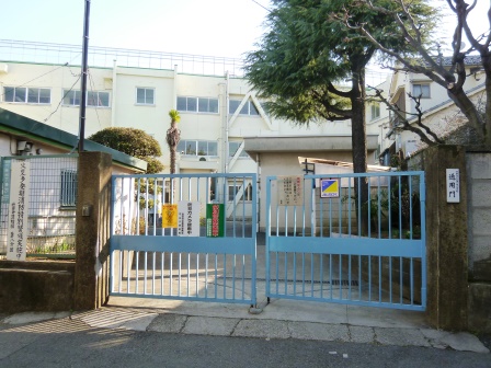 小学校　世田谷区立下北沢小学校（小学校）まで666m