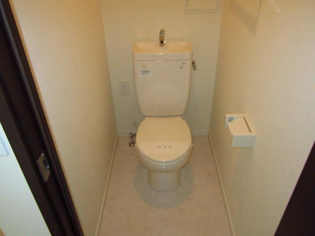 京王線 笹塚駅 徒歩6分 3階建 築18年のトイレ写真