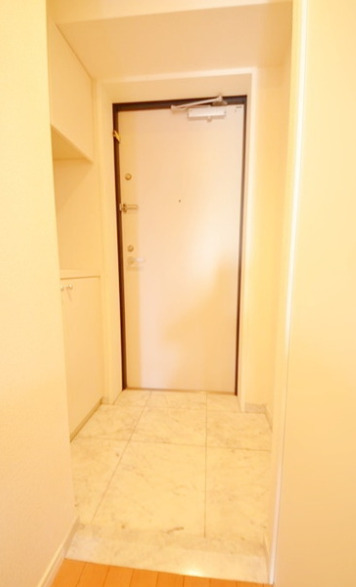 玄関　別部屋の画像を使用しております。
