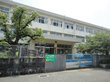 小学校　【北九州市立曽根小学校】（小学校）まで657m