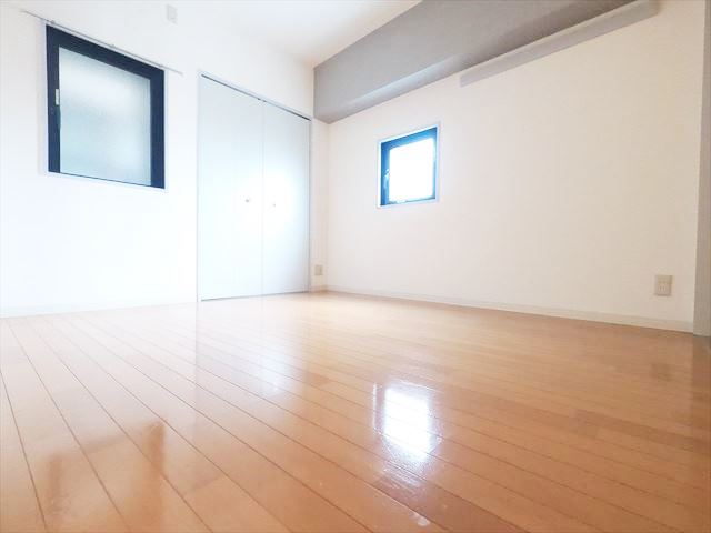 その他部屋・スペース　寝室などに使い易い5.6帖の明るい洋室