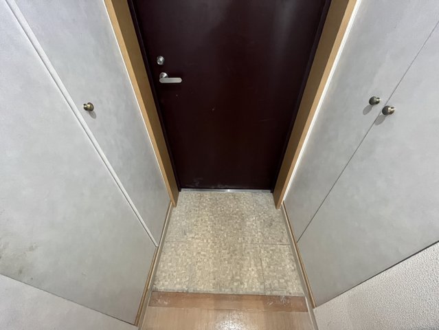 玄関　同物件別部屋写真