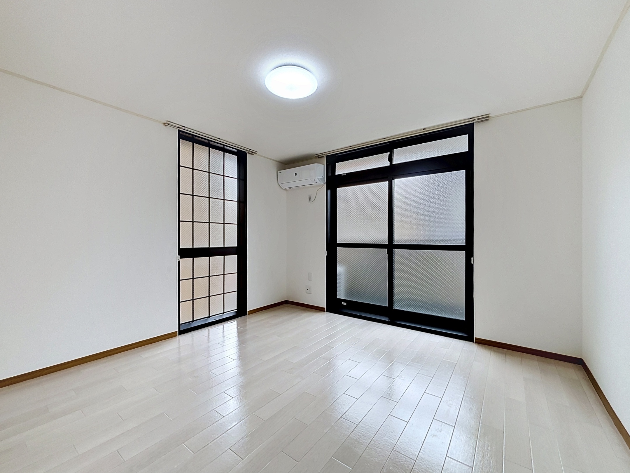 居室・リビング　2面採光で明るいお部屋です