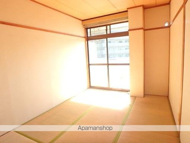 中小路ビルの居間写真