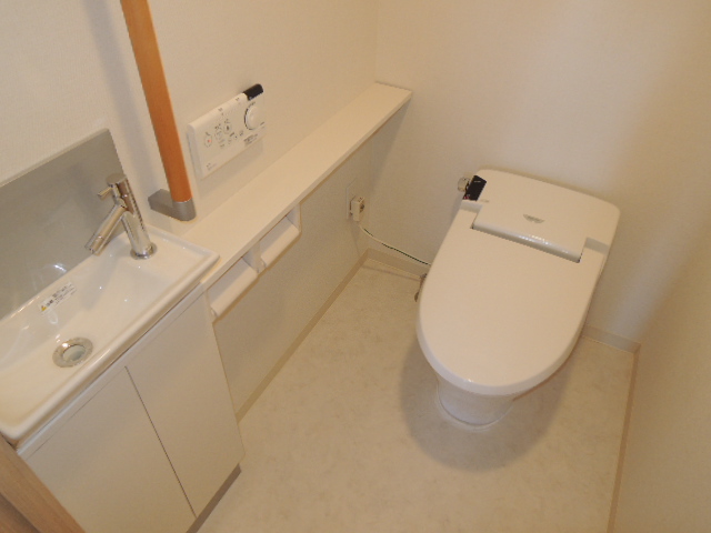 トイレ　写真は同マンションの他のお部屋のものです