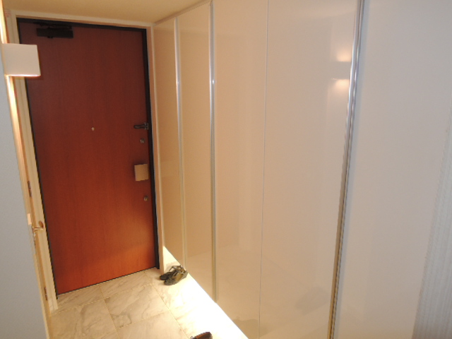 玄関　写真は同マンションの他のお部屋のものです