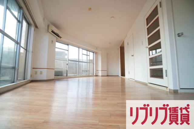 ＪＲ外房線 本千葉駅 徒歩8分 13階建 築37年の居間写真