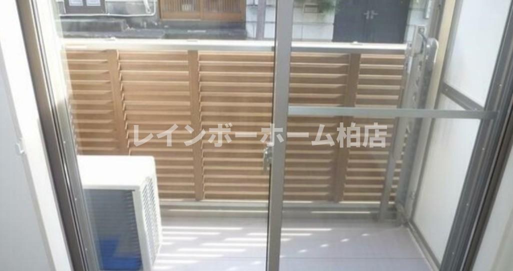 バルコニー　暖かな日差しのふりそそぐバルコニー