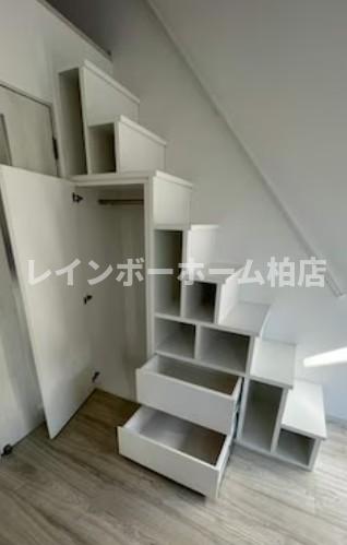 収納　階段下の収納です