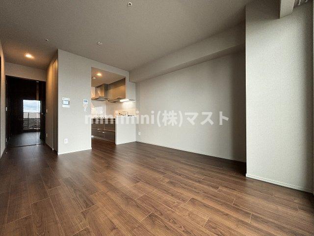 居室・リビング　フローリングの色は部屋により異なります