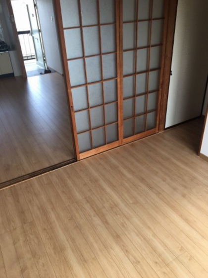 鈴木建設ビルの居間写真