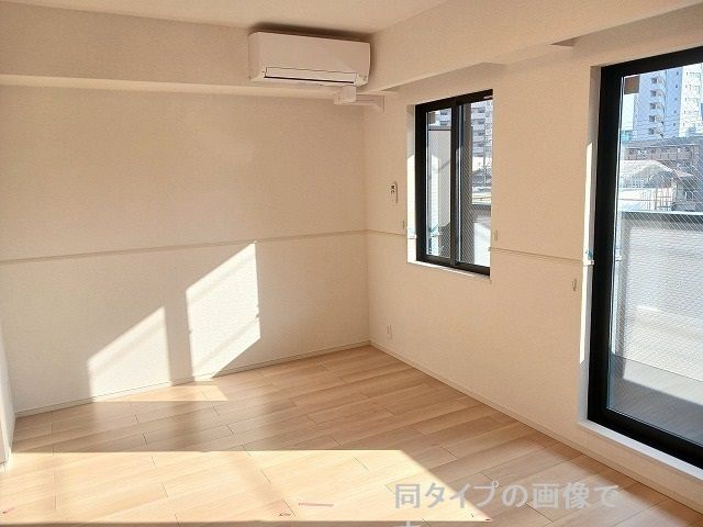 小田急小田原線 小田急相模原駅 バス乗車時間：16分 最寄りバス停で下車 徒歩4分 3階建 築1年の居間写真