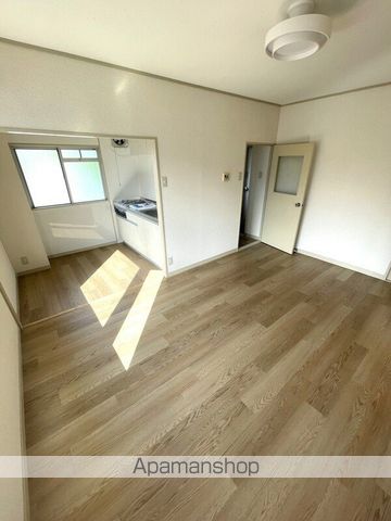 メゾン寺尾台の居間写真