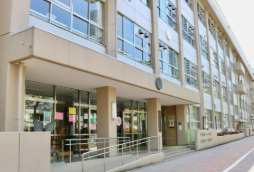 小学校　中央区立月島第一小学校（小学校）まで466m