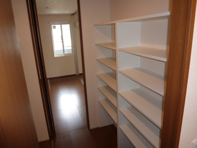 収納　ウォークスルークローゼット（２ヶ所から出入りできる）