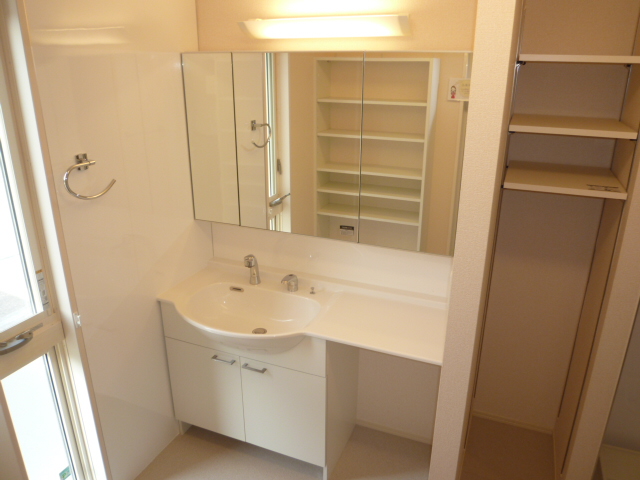 洗面設備　朝シャンできますぅ～・ワイドミラー＆カウンターシャワー