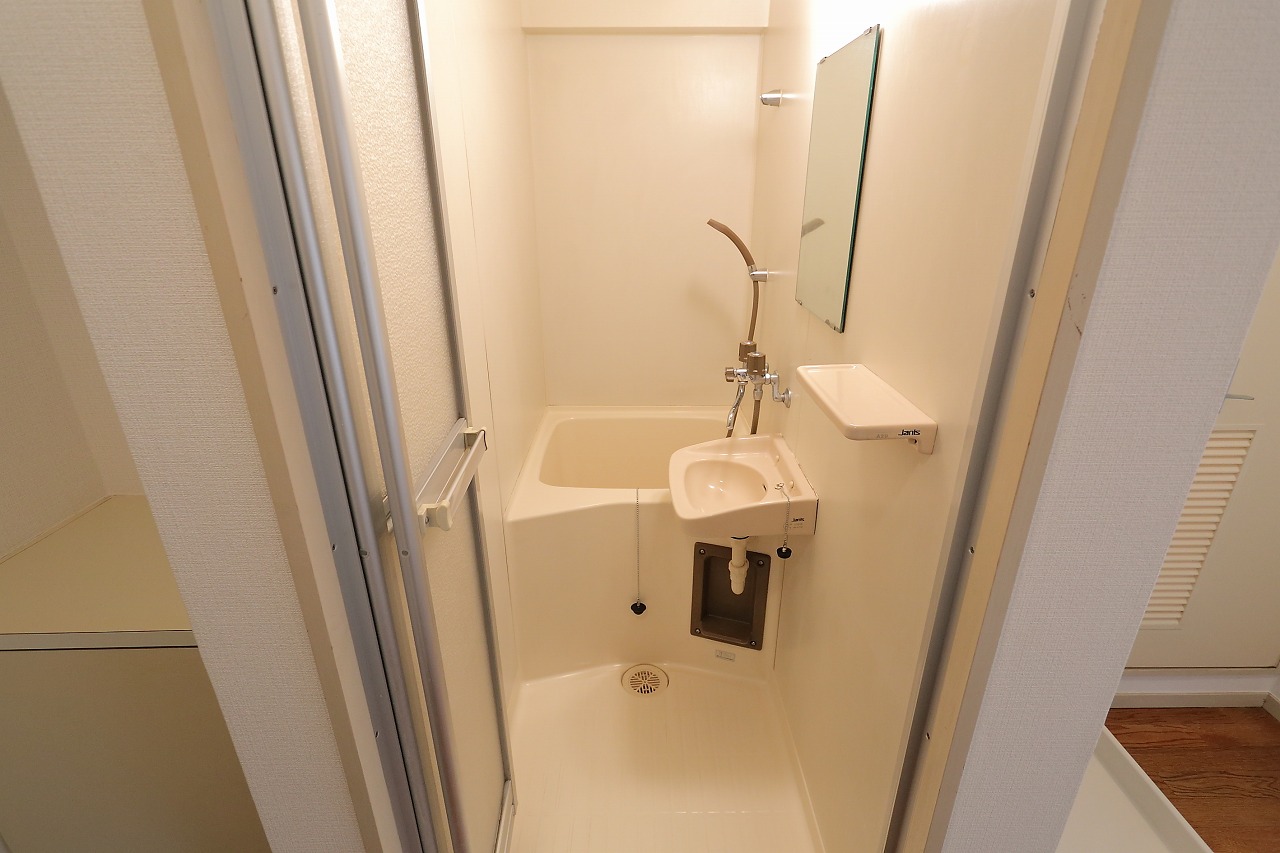 バス・シャワールーム　少し狭いですが風呂トイレセパレートタイプ