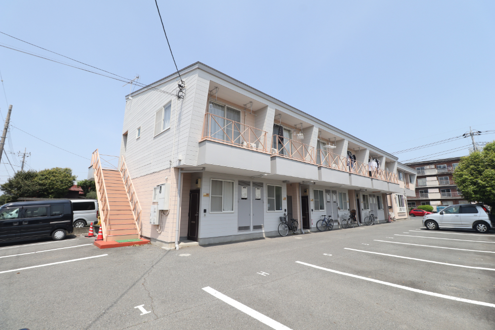 建物外観　バス停目の前！４路線利用可能です♪